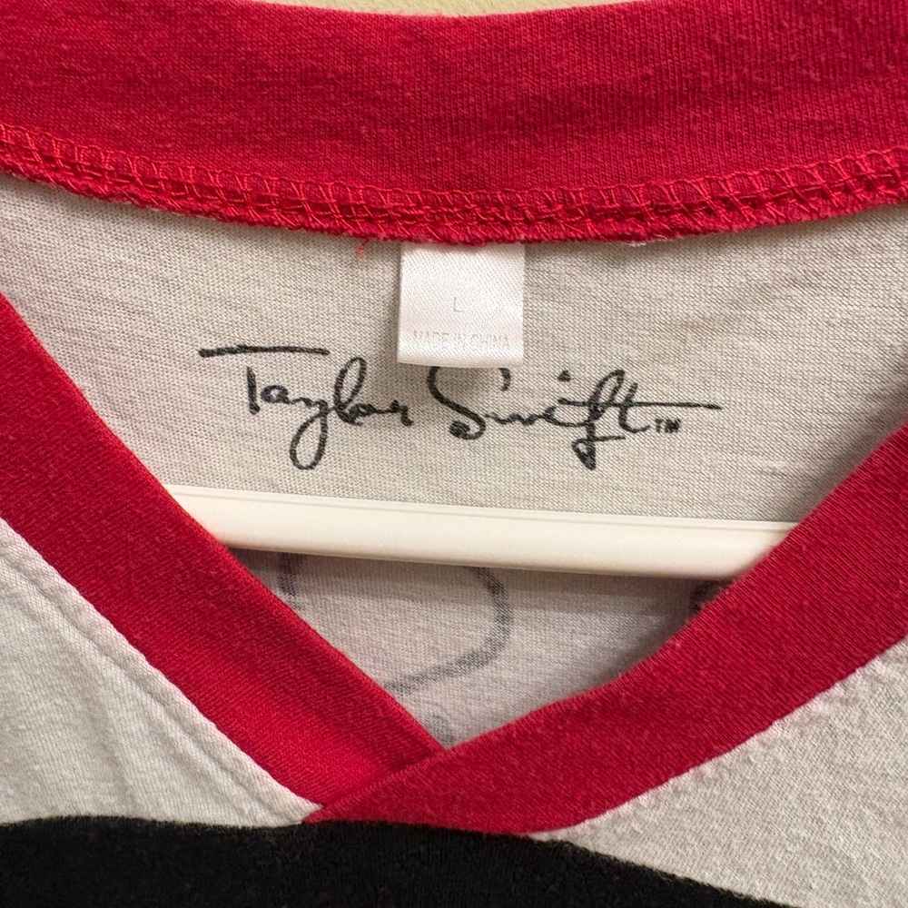 Taylor Swift Red Tour V-Neck 13 Tshirt, Football Jersey Style Juniors Sz L - Picture 3 of 6